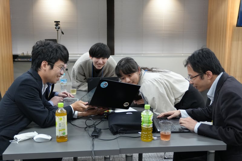 課題に取り組む参加者が、チームごとに意見を交わす交流会の様子