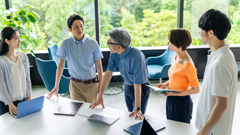 社員同士でミーティング